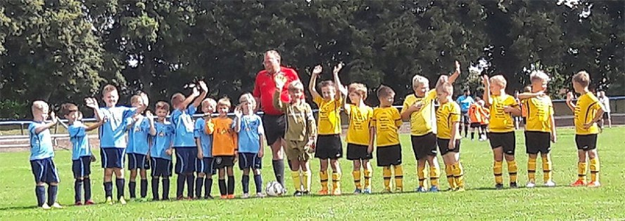 Noch ein kurzer Gruß zu den Eltern, die F-Junioren beider Teams sind voller Vorfreude auf das Spiel.