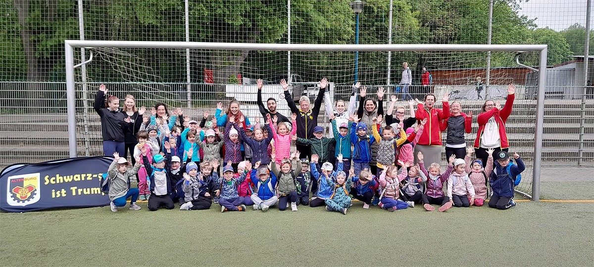 Sportfest im Fußballstadion. Große Freude bei allen Beteiligten.