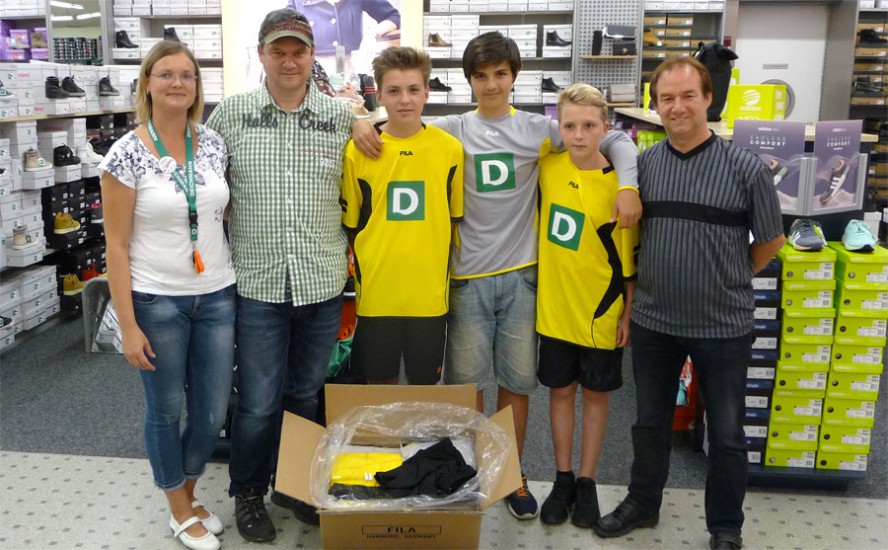 „Deichmann“ sponsert neue Spielkleidung für Motor´s C-Jugend