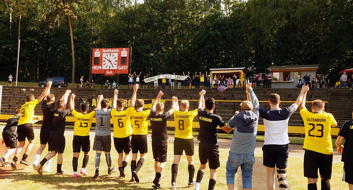 Vizemeister Motor in Feierlaune -  nun soll noch der Pokal in die Skatstadt geholt werden.